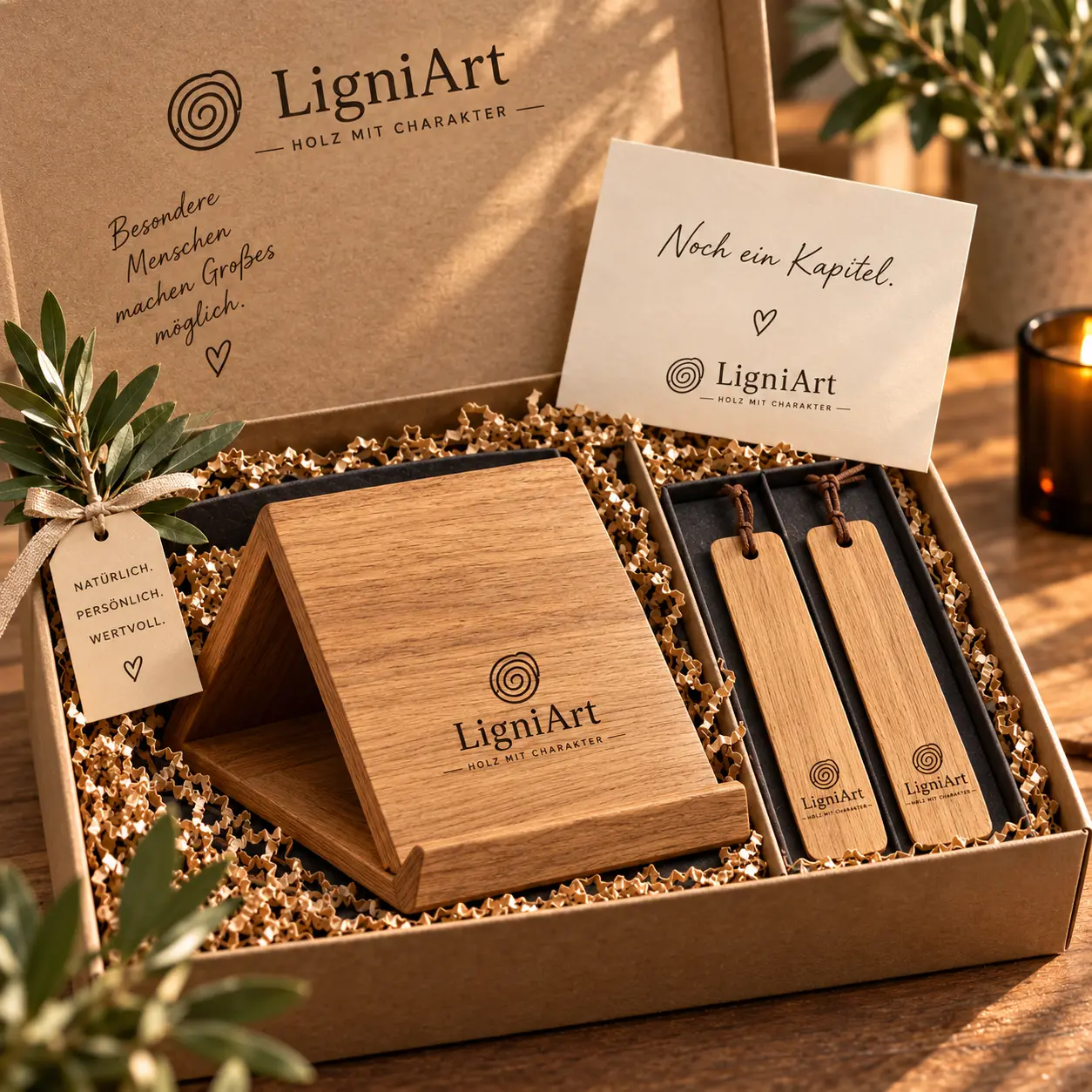 LigniArt-Geschenkbox mit dachförmiger Buchablage, zwei Eichenlesezeichen und Grußkarte
