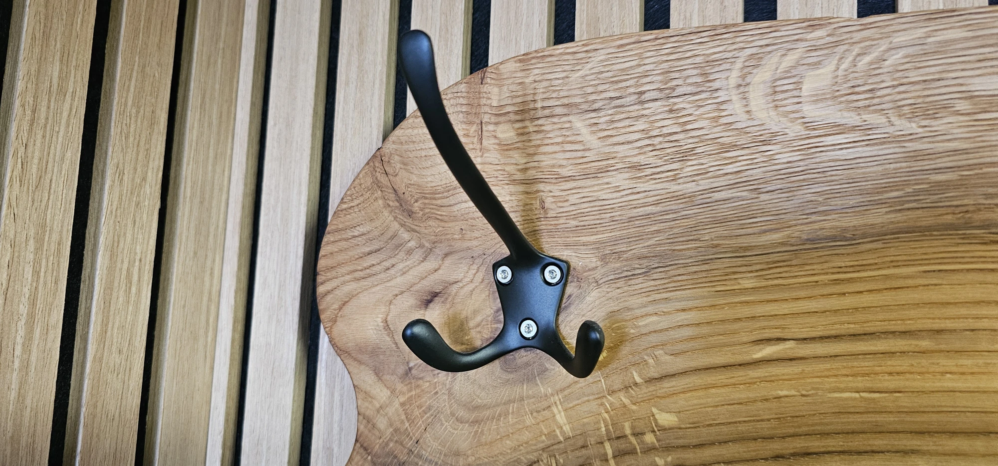 Schwarze Haken auf lebendiger Eiche